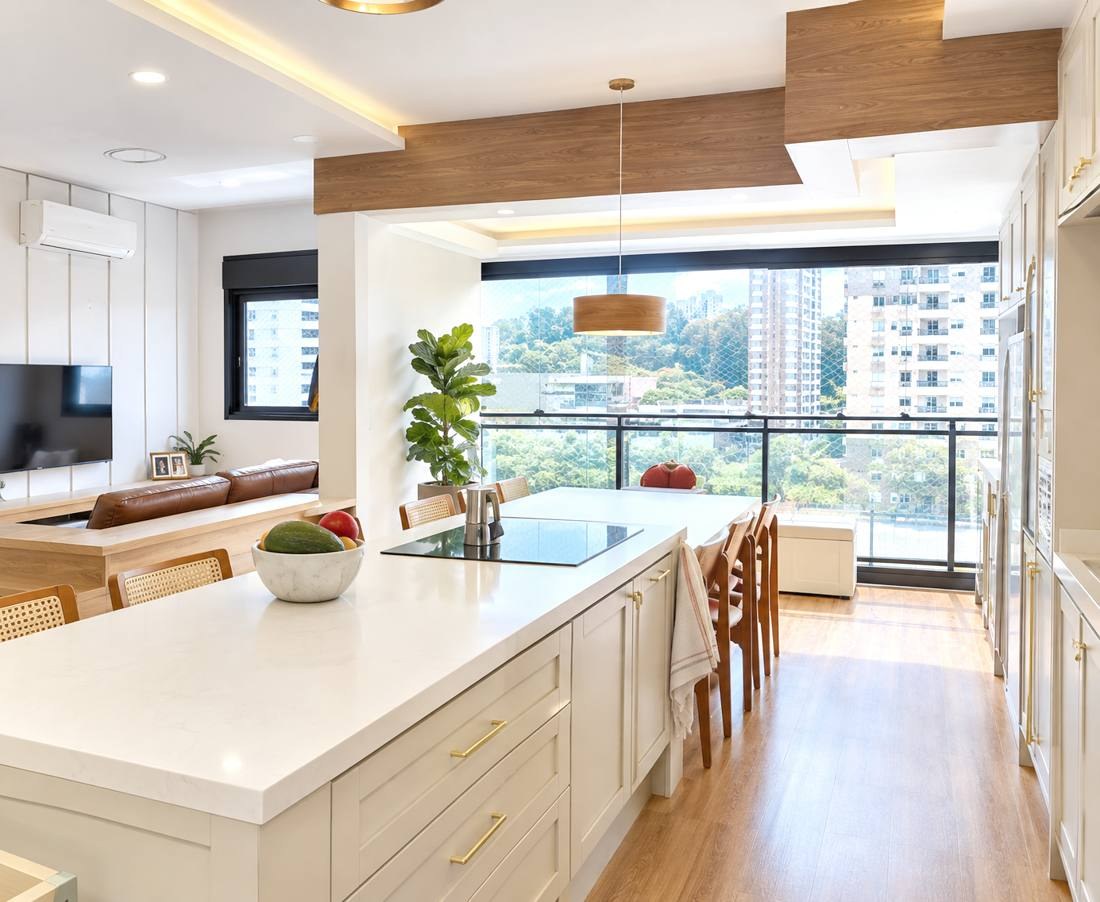 Cozinha com ilha branca e vista para a cidade