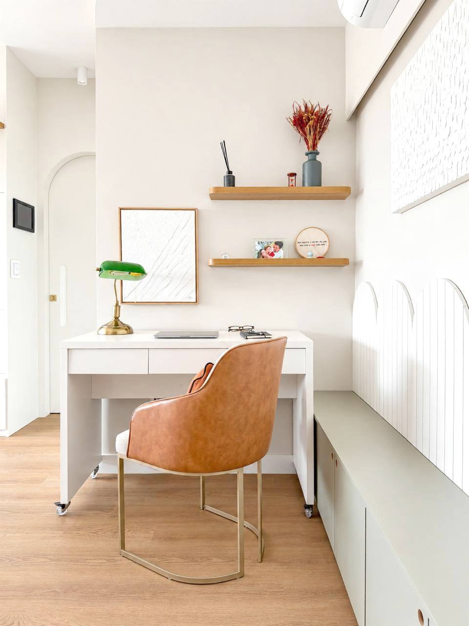 Cantinho de trabalho com mesa branca e cadeira em couro