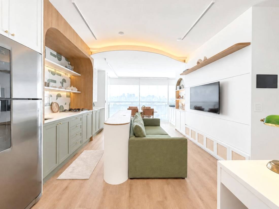 Sala e cozinha integradas com sofá verde